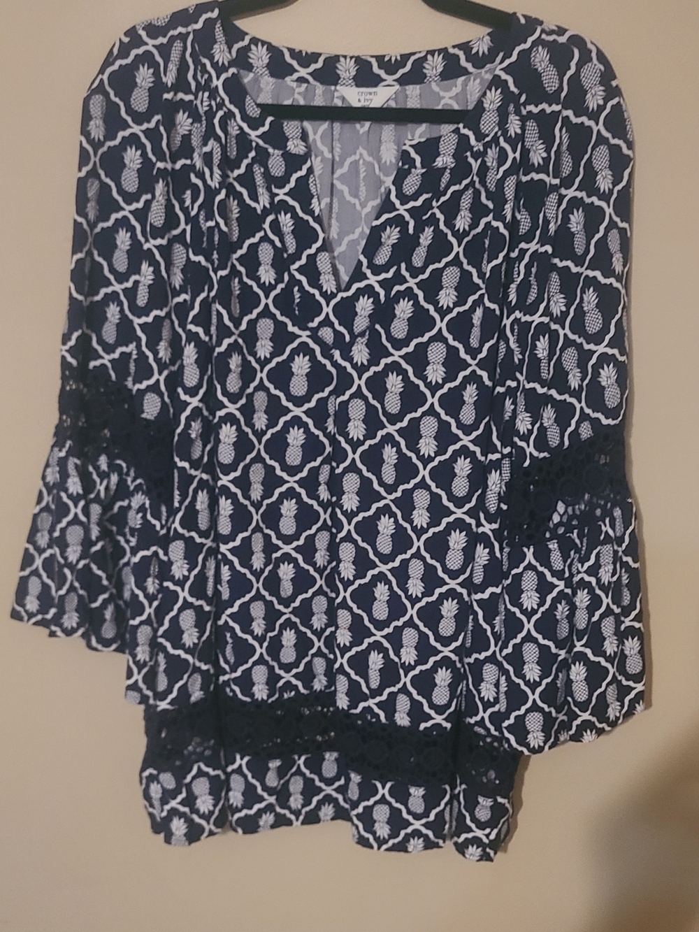 Women’s Navy Blue Pineapple Print V-Neck Blouse Size 2X - Picture 2 of 7